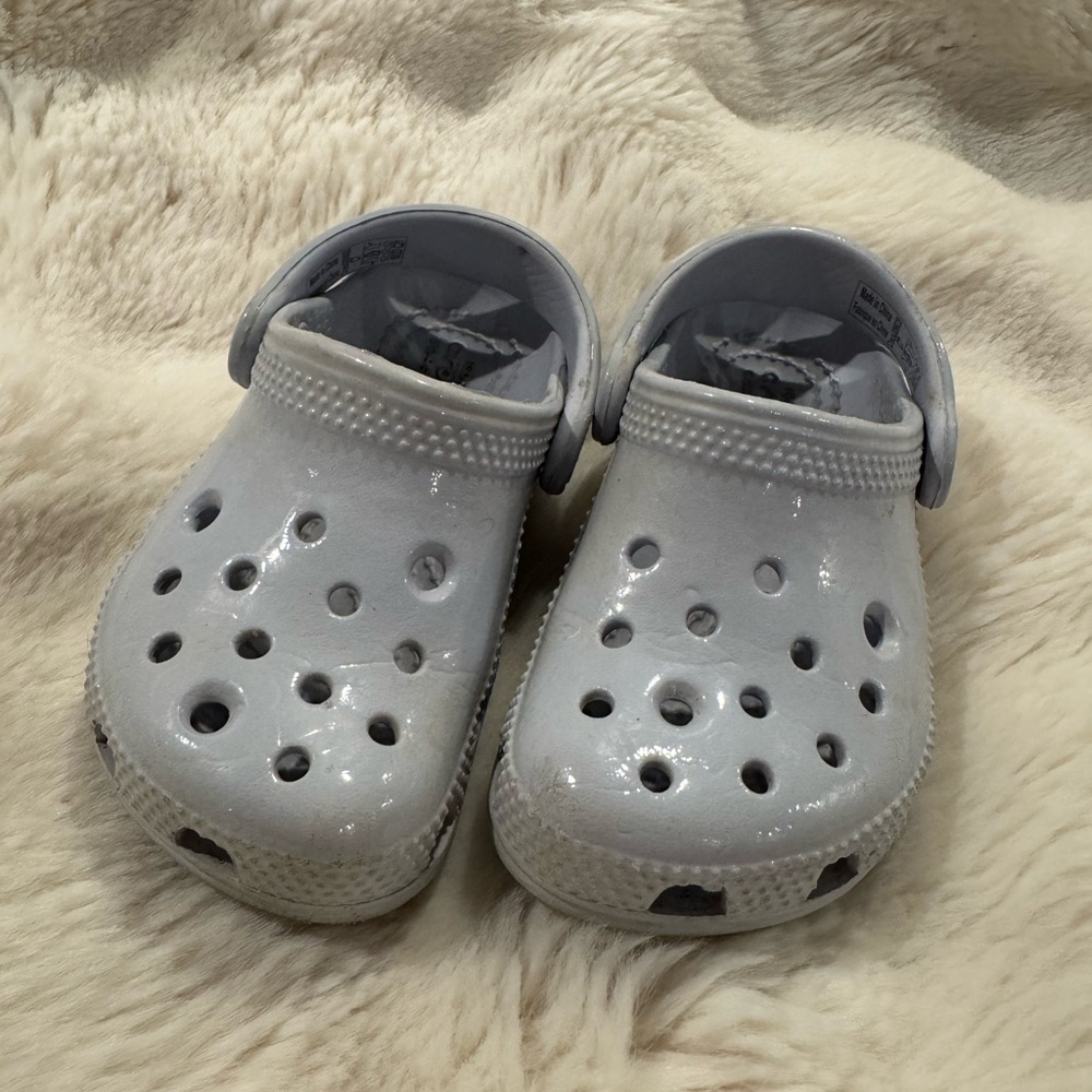 Toddler Crocs Classic High-Shine Clogs, Light Gray